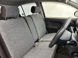 フロントシートはゆったりとしていて開放感があるベンチシートです。車内の移動も楽々です!狭い場所や駐車場で片側をギリギリに停めた際には便利ですよ!