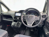 運転席まわりです。 各操作スイッチは使いやすい位置に配置されてます。