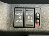 狭い所でも乗り降り楽々な両側電動スライドドアです!簡単にドアの開閉が出来る為女性やお年寄りにも優しく、荷物で手が塞がった時なども大変便利です!