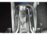 ハイブリッドカーですが運転操作は普通の車と変わりませんのでご安心ください。操作方法はスタッフが説明いたしますのでお気軽にご質問ください