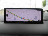 純正ナビのSDカードを装備しています。また、車両の前後左右に備えた計4つのカメラの映像をセンターディスプレイに表示。対象車両や物を検知して知らせる警報音で知らせます。