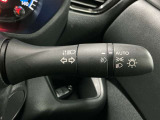 【オートライト】車のセンサーが周囲の明るさを感知し、自動でヘッドライトを点灯・消灯する機能です。この機能は夕暮れ時の交通事故が多い時間帯の安全性を高めてくれます。
