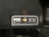 ハンドルの左下にETC2.0がついています。高速道路の料金所の通過も楽々です!。 カードの取り出しもしやすい場所についています。