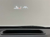 ヘッドアップディスプレイ(HUD)装備!速度やナビ情報をフロントガラスに投影し、視線移動を抑えて安全運転をサポート。快適で先進的なドライブを実現します。