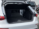 開口部が低く設定されているので、荷物の積み下ろしがスムーズに行えます。更に分割可倒式リアシートの採用でシートのバックレストを倒すと、大きく長い荷物も積み込めます。