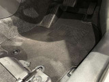 内装工程では、中古車を気持ちよくお乗りいただけるよう清掃しています。ニオイの元となるフロアカーペットまで洗浄・消臭済み?