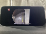 左の前輪付近を映すことのできるサイドカメラ。狭い道路で対向車とすれ違い時に左側に幅寄せするときに便利です。