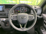 インテリアに合わせたデザインのステアリングは、運転される方のことも考え、運転しやすい形状、大きさです。是非一度、実際に触ってお確かめください。