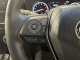 ステアリングスイッチ付きで、運転中に視線を前に向けたまま操作できます。