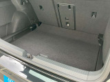 スクエア形状のラゲッジスペースは見た目もすっきりしており、お荷物もたくさん積んで頂けます!急に大きなお荷物を載せる時もリアシートを倒して頂ければ大容量のスペースが確保.日常の使い勝手に貢献致します。