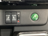 リアドアは乗り降りに便利な両側電動スライドドアです。また運転席に座っていながらスイッチ操作で自在にスライドドアを開け閉めできます。燃費に役立つECONボタンもここです。