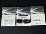 メンテナンスノート、取扱説明書ですね。 車の情報が凝縮されています。 車の整備記録が記載されている大事な物ですよ。