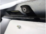 バックカメラが付いているので後方確認が非常にしやすいです。今や運転初心者も熟練者も必須装備!ついていて損はないですね♪