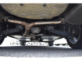 車両後方からの下回りです。マフラー防錆塗装や下回り防錆施工等も可能でございます。