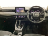車内は光触媒抗菌消臭施工済です。インパネ周りはスタイリッシュなデザインです。グローブボックスやカップホルダーのほかにトレーなどたくさんの収納スペースが付いています。