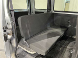 内装工程では、中古車を気持ちよくお乗りいただけるよう清掃しています。ニオイの元となるフロアカーペットまで洗浄・消臭済み?