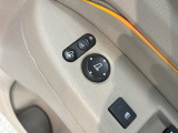 狭い駐車場で便利な電動格納ドアミラーが付いています。