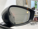 【ブラインドスポットモニタリング】走行中、ドアミラーの死角になりやすい箇所に後続車が接近するとサイドミラー付近に警告を表示、ドライバーに注意喚起をしてくれます。