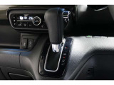 インパネシフトだから視線の移動も少なく足元もスッキリ♪運転席もゆったりしているのでゆとりを持ってドライブできますね!