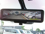 スマートルームミラー、後方がカメラの映像で見れるので視界くっきり、車内に障害物があっても関係ありません。普通のバックミラーとも切りかえが出来ます。