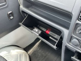 助手席前のグローブボックスの画像です。
