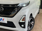 【LEDヘッドライト】悪天候や夜間走行時も良好な視界を確保し安心して運転できる高輝度LEDヘッドライトを装備!点灯速度が早く、消費電力も抑えられています。