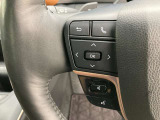 運転中、オーディオの操作をしてて、ハッとしたことはありませんか?ステアリングスイッチは、運転中でもハンドルでオーディオの操作が可能です。安全なドライブをサポートします。