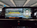 パノラミックビューモニター(シースルービュー機能つき)愛車を上から眺めた映像をナビ画面に表示いたします。メーカーオプション品につき後付けできません。