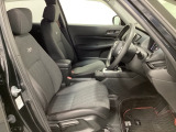広い足元にゆったり座れるシートには肘掛けも装備しており長距離の運転でも疲れにくくなってます。女性でも運転がしやすいように、シートの高さ調整機能(シートリフター)がついています。