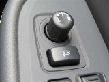 日本の駐車場は幅が広くないところが多くて、乗り降りが大変だったりしますよね。電動ミラーがあれば、室内でミラーをたためるので、駐車するときも便利ですね。