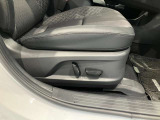 運転席は最適なポジションが可能な電動パワーシートになります。