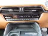 運転席と助手席のエアコンスイッチになっております。シートヒーター、シートベンチレーション、ハンドルヒーターが装備されています。左右で独立しているので、違う温度でエアコンを使うことができます。