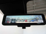 スマートルームミラーも付いています。後方ピラーや荷物.後席に同乗している方や曇りなど視界が遮られた場合でも後方カメラからの映像で安全確認をすることができます。