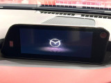 【8.8インチマツダコネクト】車内の雰囲気にマッチした大型のディスプレイ。スマホ接続でのナビ使用やBluetooth再生等、様々な機能が楽しめます。直感的なダイヤル操作が可能で、使い勝手も良好です。
