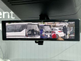 インテリジェントルームミラーです。人や物で視界が遮られてても、車体後部のカメラ映像に切り替えることにより、クリアな後方視界を実現しています。