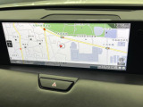 【12.3インチマツダコネクト】車内の雰囲気にマッチした大型ディスプレイ。スマホ接続でのナビ使用やBluetooth再生等、様々な機能が楽しめます。直感的なダイヤル操作が可能で、使い勝手も良好です。