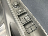 【電動格納ミラー】サイドミラーは電動格納式となっており、狭い駐車場でもキズがつくリスクを抑えられます。