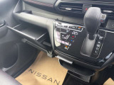 デイズは収納スペースがたくさんあります。助手席ドアに車検証専用BOXもあるので便利です!
