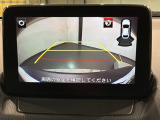 リバースギアに入れるだけで後方の表示へ切り替わります。夜間や雨の日の駐車も楽になりますよ。