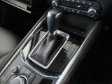 【オートブレーキホールド】停車中にブレーキペダルから足を放しても、ブレーキを自動的に制御して、車両の停車状態を保持する機能です。信号待ちなどの停車時に運転者の負担を軽減します。