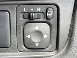 【電動格納ミラー】サイドミラーは電動格納式となっており、狭い駐車場でもキズがつくリスクを抑えられます。