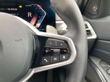 運転中にもオーディオの音量やFMの切り替えなどステアリングでの操作で切り替え可能なため、ステアリングから手を放す必要がない為、運転中でも操作が簡単でございます。