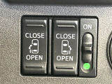 【両側パワースライドドア】スマートキーや運転席のスイッチで後席両側スライドドアの開閉が可能♪電動だから力を入れてドアを開ける必要が無く、小さなお子様でも簡単に開け閉めでき快適です♪