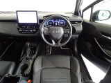 革巻きステアリングで快適な操作性の運転席です。