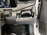 運転席側前部にドリンクホルダーあります♪運転中でも手が届きやすい位置にあって使い易いです♪