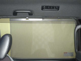 セカンドシートの窓ガラスには日よけのシェードを装備しています。強い日差しのカットに、プライバシー対策としても重宝します。