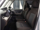 夜間走行でも安心のLEDへッッドライト搭載車です。とても明るく白い光で照らします。この装備も人気のアイテムですね