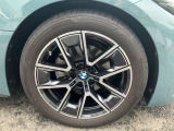 【BMWアロイホイル】軽量かつ強度に拘ったアロイホイル。走行性能ポテンシャルを引き出す設計。車の足元を引き締めてくれる大きなポイントはアロイホイルです。