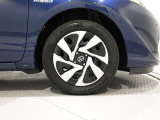 タイヤサイズは(185/60R15)でキャップ付きスチールホイールです。