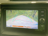 【バックカメラ】駐車時に後方がリアルタイム映像で確認できます。大型商業施設や立体駐車場での駐車時や、夜間のバック時に大活躍!運転スキルに関わらず、今や必須となった装備のひとつです!